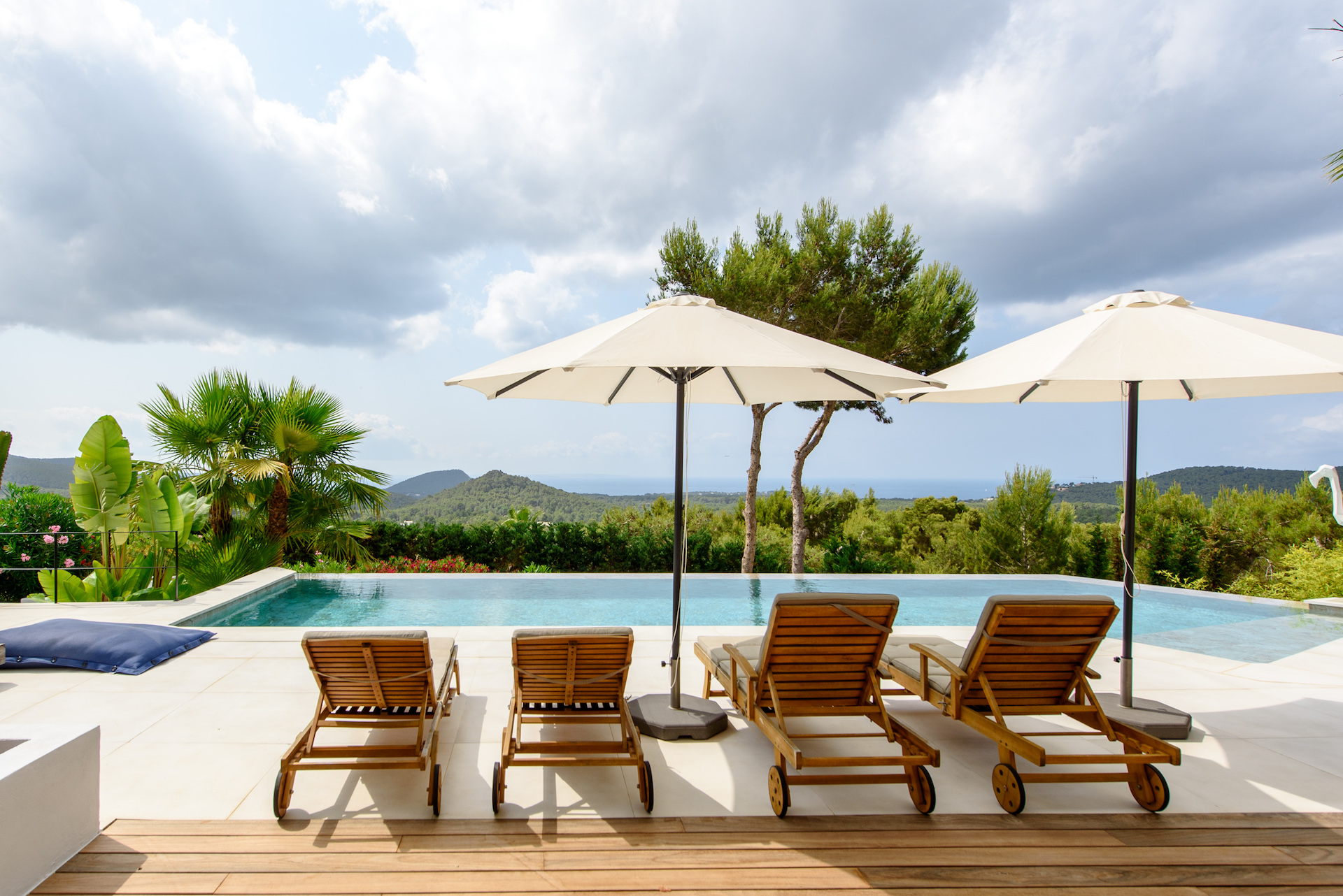 Resa estates huis kopen Ibiza es cubells villa pool and sunbeds.jpg